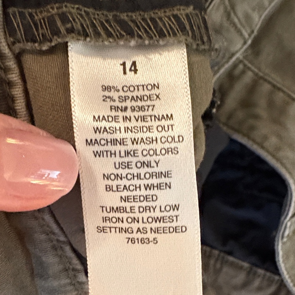 a.n.a Olive Green Women's Casual Shorts - Picture 3 of 7